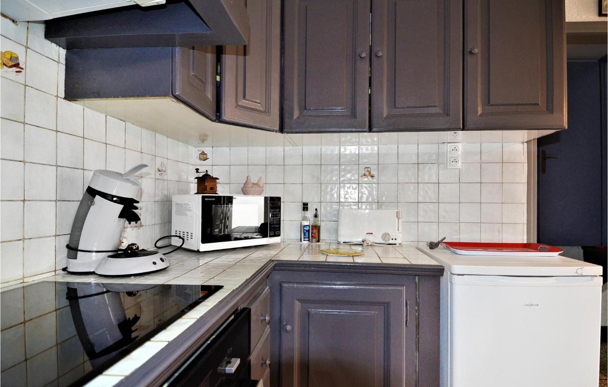 Lovely Home In Arles With Kitchen Exterior photo