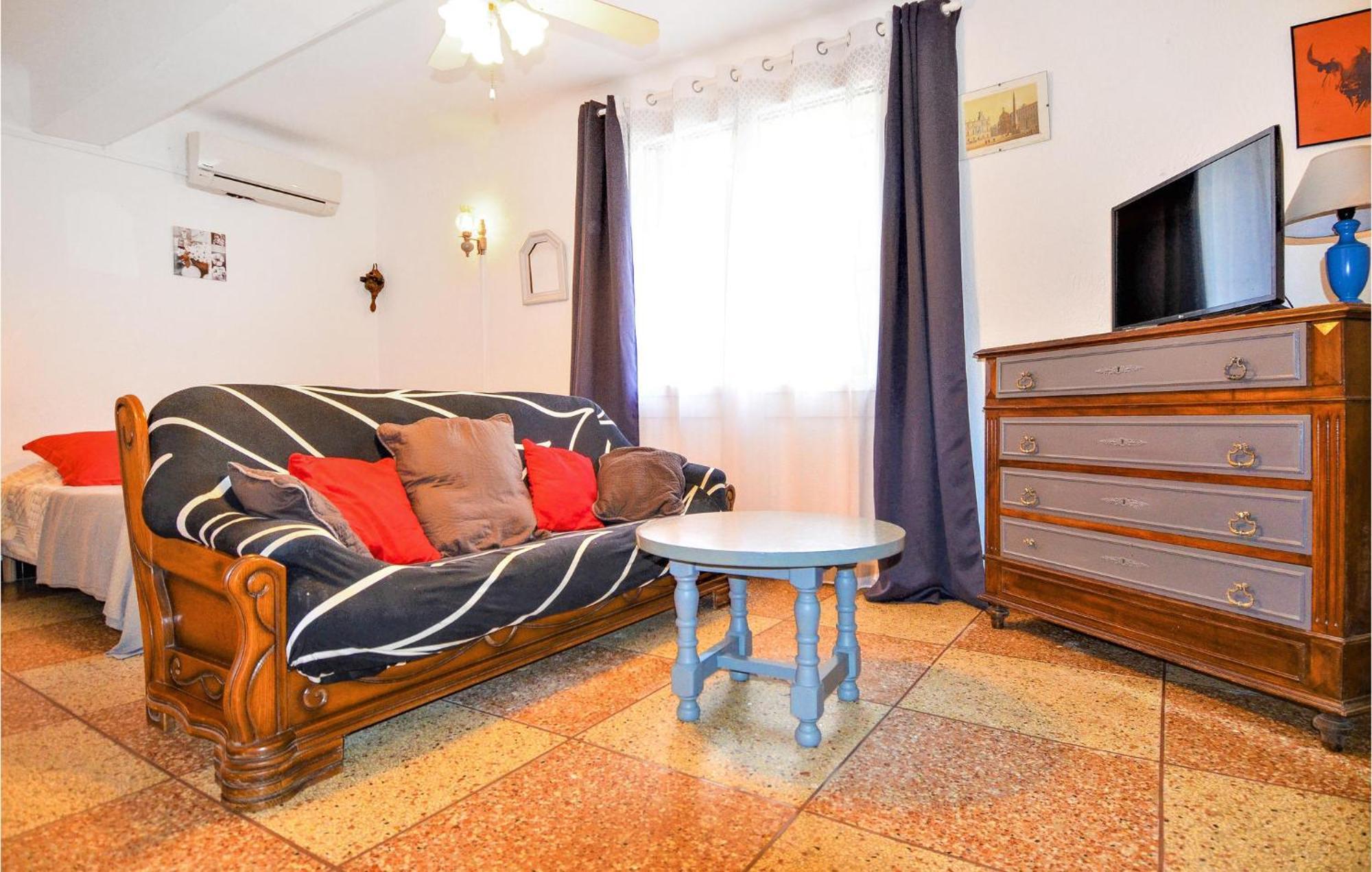 Lovely Home In Arles With Kitchen Exterior photo